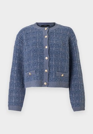 Μπλε πλεκτή ζακέτα με υφασμένο καρό μοτίβο, στρογγυλή λαιμόκοψη, κοντό μήκος και χρυσούς κουμπιά μπροστά και στις τσέπες.