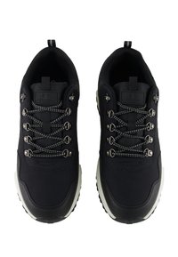 Sneakers neri con tessuto testurizzato e suola in gomma. Occhielli in metallo argentato e lacci grigi. Presentano una linguetta sul tallone per una facile calzata.