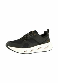 Černá sportovní bota s síťovaným svrškem, lehkým polstrováním, unikátním řešením podrážky s výřezy a kontrastní bílou mezipodešví se zlatými akcenty.