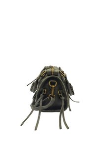 Sac à main en cuir gris avec quincaillerie dorée, cordons de serrage et rabats détaillés ; forme structurée et texture lisse avec des coutures distinctes.