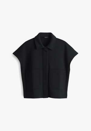 Veste noire à col et à manches courtes fabriquée en tissu doux, dotée de deux poches plaquées à l'avant et d'une coupe droite.