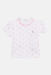 Άσπρο μπλουζάκι μωρού με κοντά μανίκια, ροζ σχέδιο καρδιάς, διακοσμητικό βολάν στη λαιμόκοψη και κούμπωμα με κουμπιά στον ποδόγυρο.