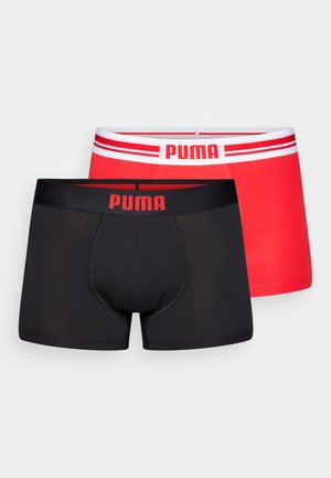 Conjunto de boxers preto e vermelho, com cinturas elásticas e detalhes em logo. O preto tem uma textura sólida; o vermelho tem riscas horizontais.