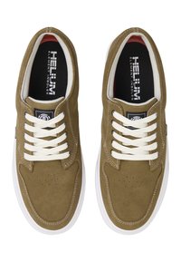 Brune semskede sneakers med hvite snøringer og gummisåler. Har perforeringer på tåboksen, kontrasterende søm, og merkede såler.
