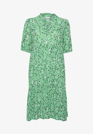 Robe fleurie verte à manches courtes, avec un design à volants et des détails de léger volant au niveau du col et de l'ourlet. Tissu léger, coupe ample.