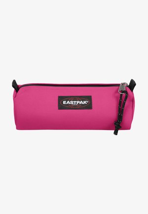 Trousse rose en tissu durable, avec une fermeture zippée en haut, des accessoires noirs et une étiquette de marque avec un logo en relief.