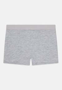 Boxers de algodón grises con una suave cinturilla elástica, que presentan una textura jaspeada y un diseño simple. No presentan patrones ni gráficos.
