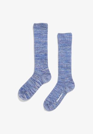 Chaussettes bleues en fil texturé et mélangé. Dotées d'un bord côtelé et d'un renfort au niveau des orteils et du talon. Étiquetées avec "ANDERSEN'S" sur la semelle.