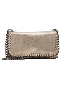 Clutch in finta pelle metallizzata oro con tracolla a catena, caratterizzato da cuciture a contrasto lungo i bordi e una finitura liscia.
