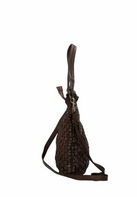 Donkerbruin geweven leren handtas met een lange verstelbare schouderband en een klein metalen hangertje.