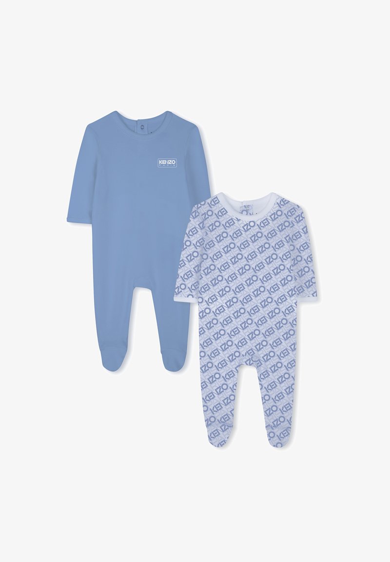 Deux grenouillères pour nourrissons : une en bleu clair uni à manches courtes, et une blanche avec un motif répétitif du logo "KENZO" en bleu. Tissu doux, design à pieds.