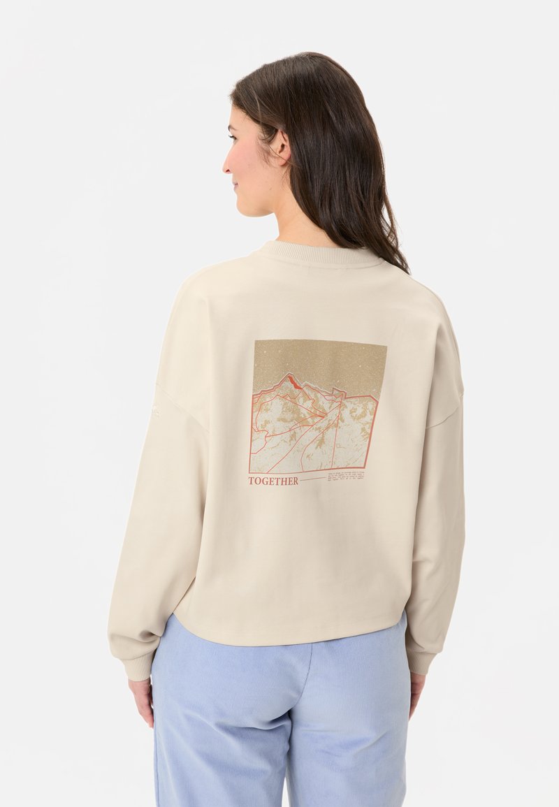 Helle beige Sweatshirt mit lockerer Passform, das eine Berggrafik und den Text „TOGETHER“ in Rot auf dem Rücken zeigt. Strukturiert. 
