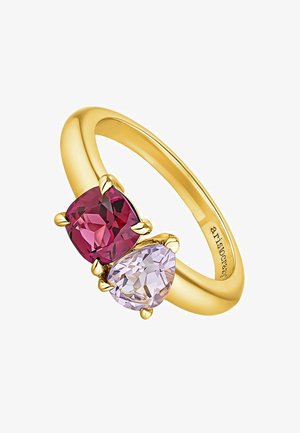 Anillo de oro con dos piedras preciosas en corte cojín: una de color rosa profundo y otra de color púrpura claro, con engastes en forma de garra y una banda pulida.