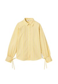 Blouse rayée jaune avec un col, fermeture à boutons sur le devant, et manches longues avec des liens ajustables aux poignets. Tissu doux et léger.