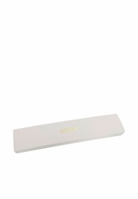 Envase rectangular blanco con una textura suave y un brillo sutil, que presenta la palabra "amor" grabada en oro en la parte superior.