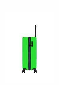 Groene harde koffer met een paarse ritssluiting, een uitschuifbaar handvat en vier zwarte wielen voor mobiliteit. Voorzien van een combinatieslot aan de zijkant.