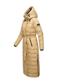 Manteau d'hiver beige long avec un col montant, capuche ajustable, fermeture éclair frontale dissimulée et taille ceinturée. Présente des accents en matériel noir.