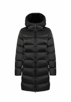 Zwarte pufferjas met capuchon, met een geborduurd ontwerp, ritssluiting en elastische manchetten. Gemaakt van glanzend, lichtgewicht, weerbestendig materiaal.