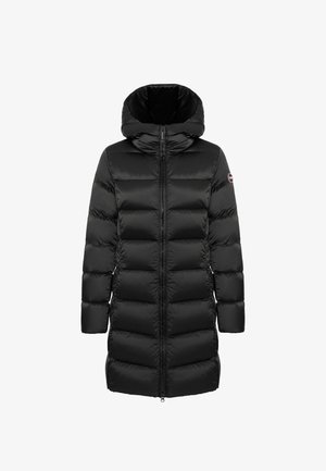 Schwarze Pufferjacke mit Kapuze, ausgestattet mit einem gesteppten Design, Reißverschluss und elastischen Bündchen. Hergestellt aus glänzendem, leichtem, wetterbeständigem Material.