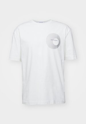 Weißes Baumwoll-T-Shirt mit kurzen Ärmeln und rundem Halsausschnitt, mit einem kreisförmigen grauen Design und Text im linken Brustbereich.