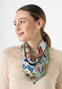 Zijde sjaal met een lichtgrijze basis, versierd met kleurrijke patronen, waaronder bloemen en illustraties, afgewerkt met groene en roze randen.