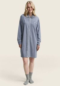 Kék-fehér csíkos ingruha hosszú ujjakkal, patentos elülső résszel, gallérral és mellszobrtással. Puha anyag és kényelmes, laza szabás.