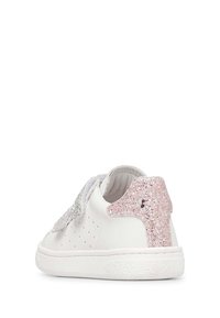 Sneaker in pelle bianca con texture liscia, caratterizzato da un accento sul tallone glitterato rosa e sovrapposizioni decorative in argento e rosa. Dettagli laterali forati.