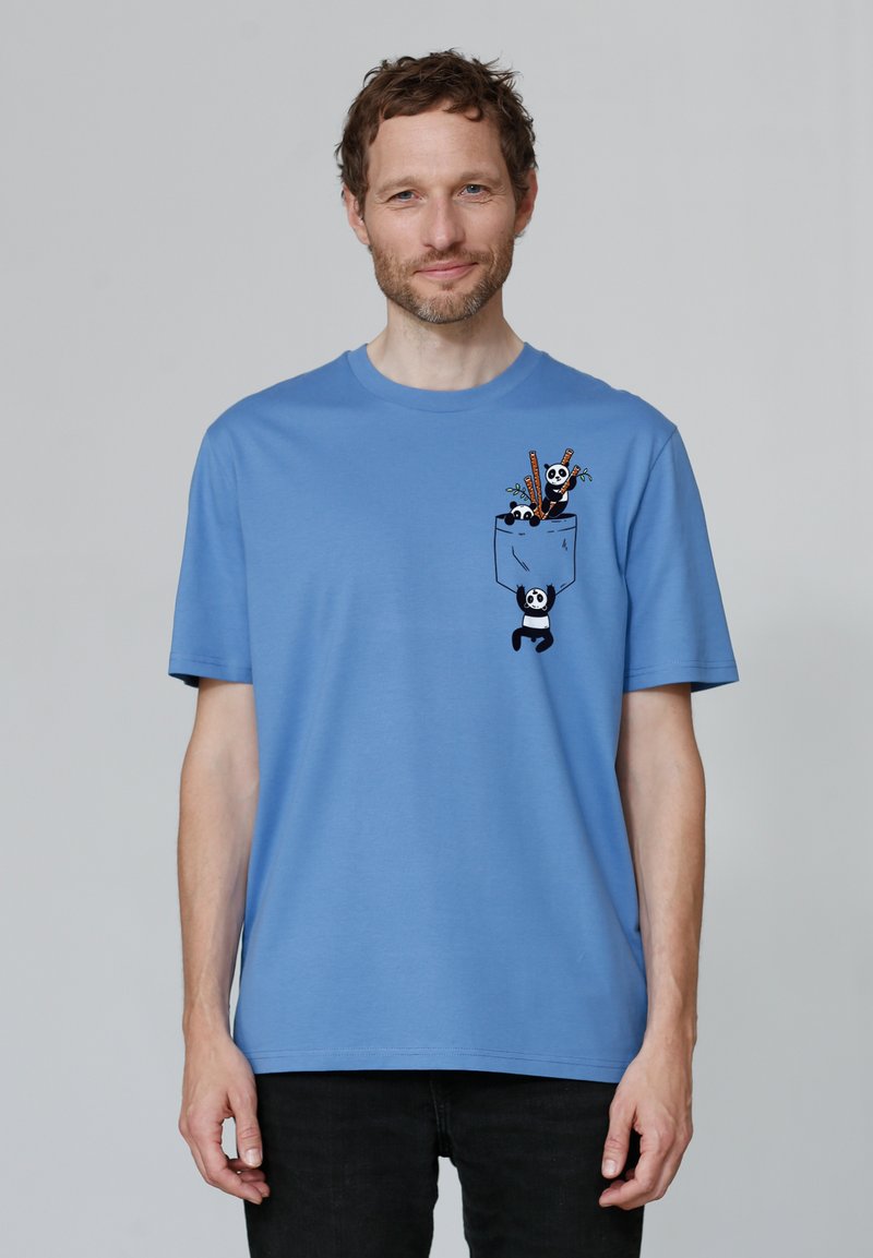 Lichtblauwe katoenen T-shirt met een zakontwerp met drie panda-illustraties en gekleurde potloden. Eenvoudige ronde hals en korte mouwen.