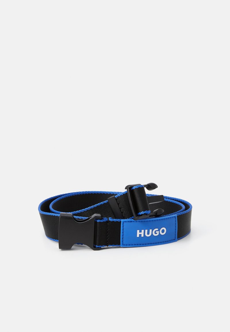 Svart belte med blå detaljer, med en plastspenne og en merket blå label med påskriften "HUGO." Laget av slitesterkt nylonmateriale.