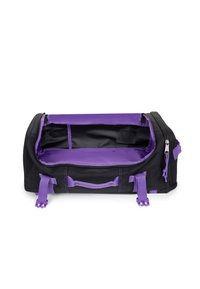 Borsa sportiva nera con dettagli viola, dotata di apertura con cerniera, manici superiori e interno spazioso rivestito in tessuto viola.