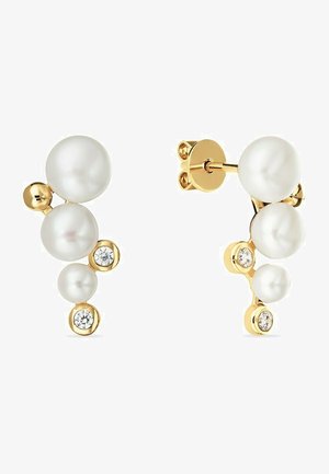 Guldøreringe med flere hvide perler og små klare krystaller, arrangeret i et forskudt design med en poleret finish.
