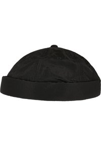 Svart caps laget av teksturert stoff, med en rund topp, brettet skjerm og synlig søm. Enkel, funksjonell design uten dekorasjoner.