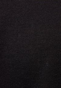 Tissu noir texturé, présentant un motif en maille avec un côtes régulières. La surface semble lisse et douce, avec un éclat subtil.