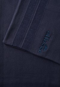 Marineblå sweater med en glat tekstur, prydet med et vævet stribedesign og broderet logo i matchende farve.