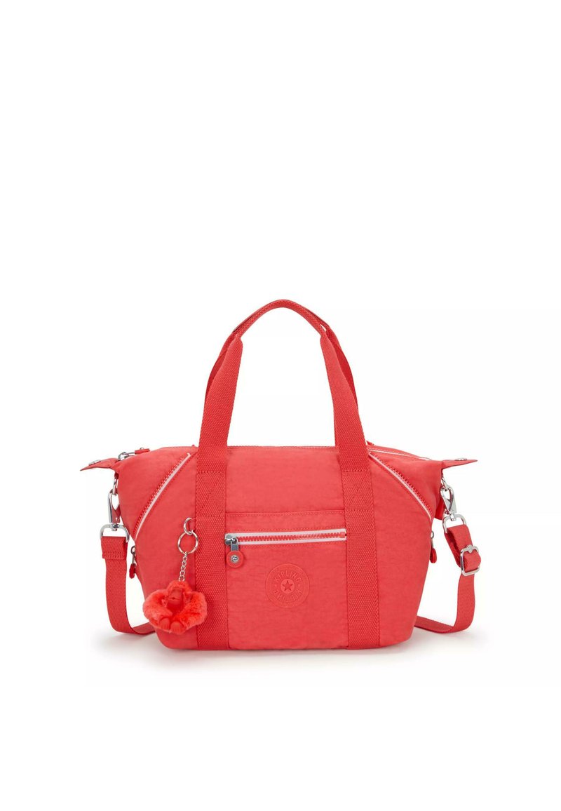 Bolsa de deporte de tela roja con asas dobles, correa para el hombro ajustable, bolsillo frontal con cremallera y un charm de peluche adjunto. Cuenta con un logotipo circular.