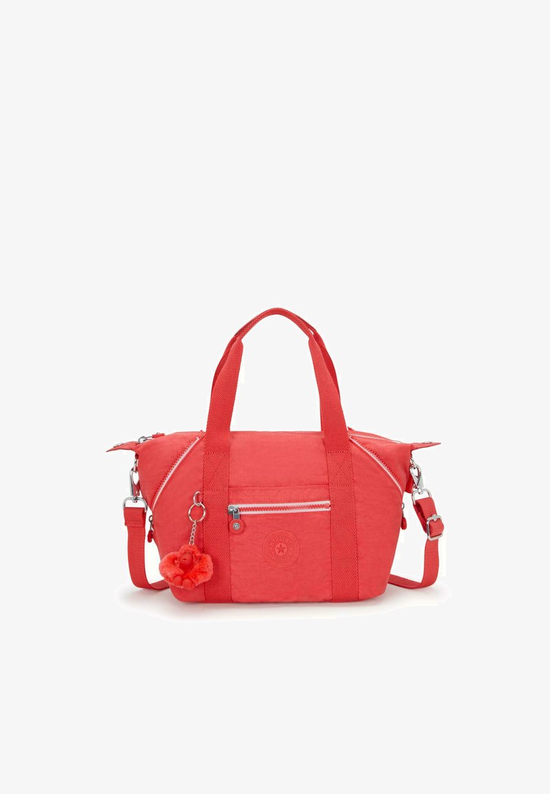 Borsa da viaggio in tessuto rosso con manici doppi, tracolla regolabile, tasca frontale con zip e un charm peloso attaccato. Presenta un logo circolare.