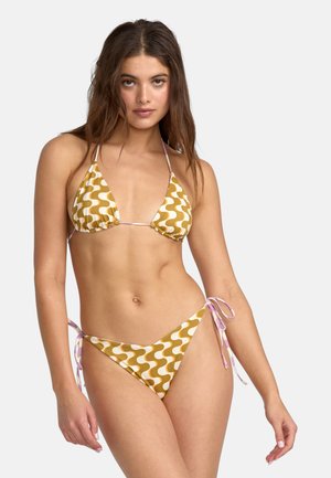 Bikini-set med ett gult och vitt vågmönster, med en triangulär topp och en låg midja med snörning på sidorna. Tillverkad av mjukt tyg.