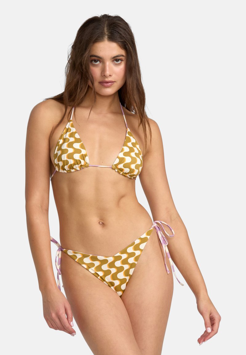 Zestaw bikini w żółto-białą falistą wzór, z trójkątnym stanikiem i bikini o niskim stanie z zawiązywanymi paskami po bokach. Wykonane z gładkiego materiału.