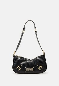 Czarna skórzana torebka o zaokrąglonym kształcie, złote akcenty, ozdobiona ćwiekami i plakietką z logo. Posiada pojedynczy regulowany pasek.