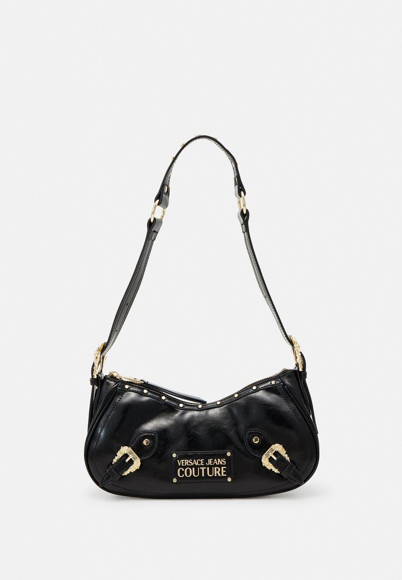 Czarna skórzana torebka o zaokrąglonym kształcie, złote akcenty, ozdobiona ćwiekami i plakietką z logo. Posiada pojedynczy regulowany pasek.