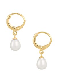 Guldtonade hoopsmycken med en säker låsning har en hängande vit pärla med en slät, droppformad design, vilket skapar en klassisk stil.