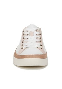 Witte sneakers met lichtroze suède accenten, ronde neus, witte veters, gouden oogjes en een gestructureerde beige rubberen zool.