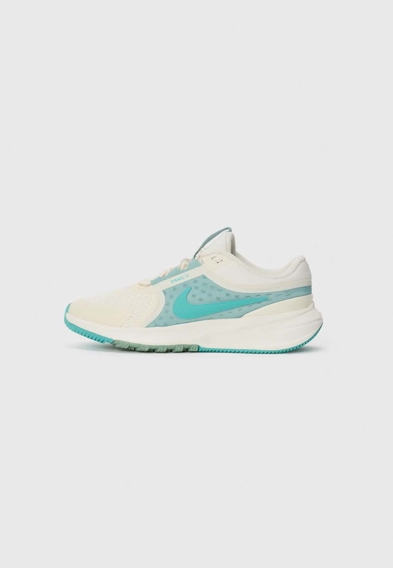 Pánské běžecké boty s krémovým svrškem, tyrkysovými akcenty, síťovinovými panely a texturovanou podešví. Mají výrazné logo swoosh a tkaničky.