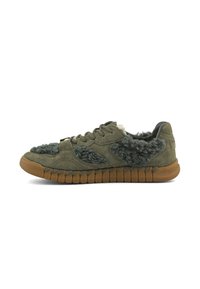Sneaker in suede verde oliva con dettagli in shearling grigio scuro, allacciatura frontale e suola in gomma spessa marrone con scolpitura.