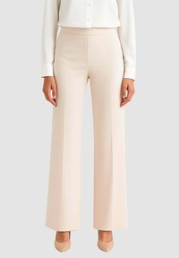 Pantaloni a gamba larga color rosa chiaro realizzati in tessuto liscio, con vita alta e design pulito e minimalista. Nessun motivo o dettaglio visibile.