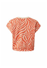Top de manga corta en color coral naranja con rayas de cebra blancas. Presenta un escote redondeado y un corte relajado. Tejido suave y ligero.