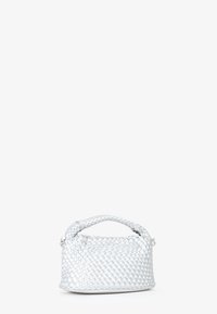 Borsa in argento intrecciata con forma arrotondata, manico intrecciato e texture liscia. Presenta una chiusura con zip e dettagli di cucitura sottili.