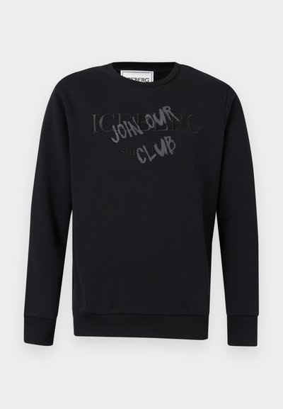 Μαύρο φούτερ με στρογγυλή λαιμόκοψη και μακριά μανίκια, με ανάγλυφο κείμενο "ICEBERG" και επικάλυψη με γκράφιτι στυλ "JOHN SMITH CLUB" στο στήθος.