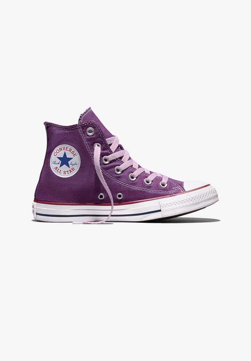 Paarse hoge Converse All Star sneaker met witte rubberen zool, roze veters en een logo op de enkel, zijaanzicht.