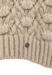Strickmütze in hellem Beige mit geripptem Muster und erhöhtem Kabelstrickmuster. Mit einem kleinen, angehängten silbernen Logoetikett.